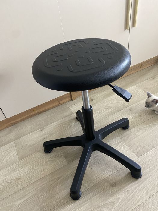 Стульчик новый крутится 360