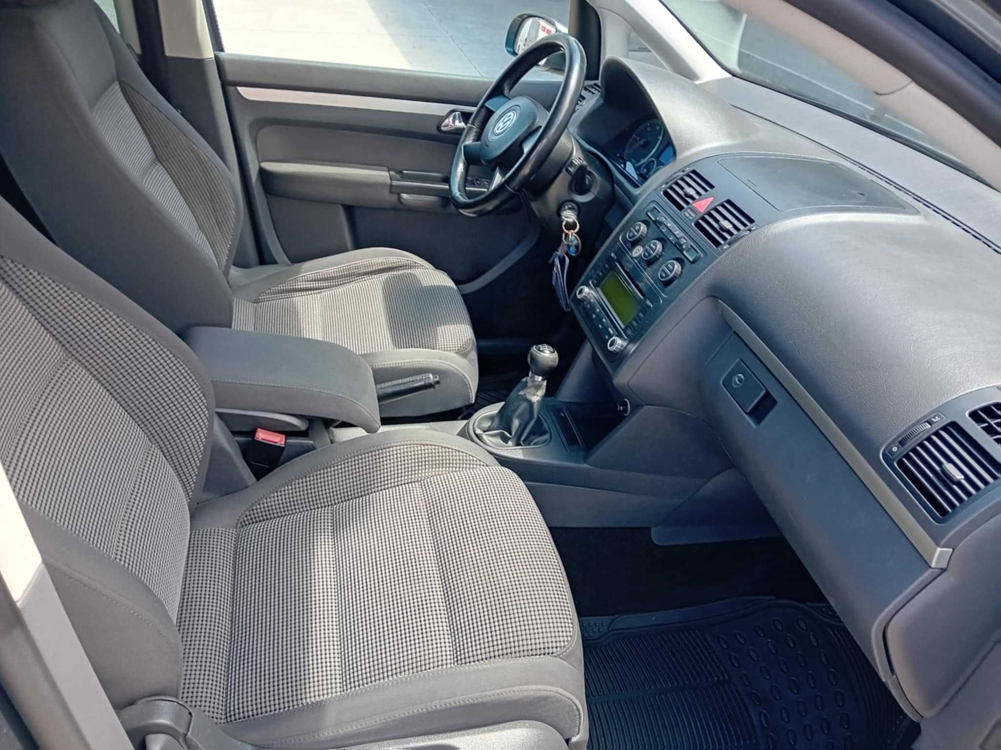 Vând Volkswagen Touran