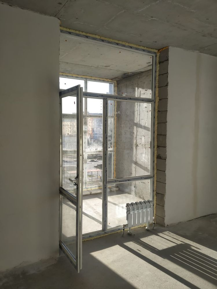 Пластиковое окно( перегородка балконная с дверью)