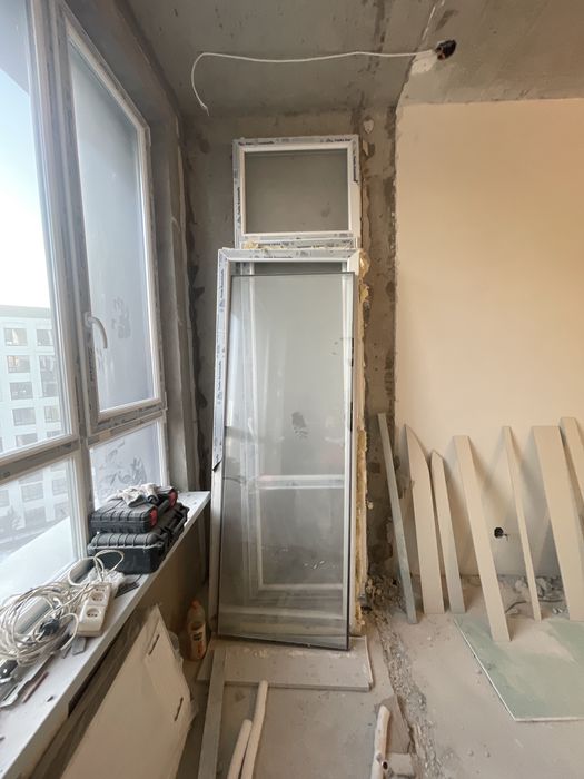 Окно и дверь, новые, дверь размер 215х68, окно размер 80х208, самовыво