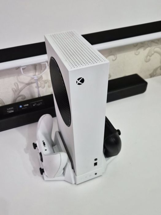 Xbox series S с двумя геймпадами