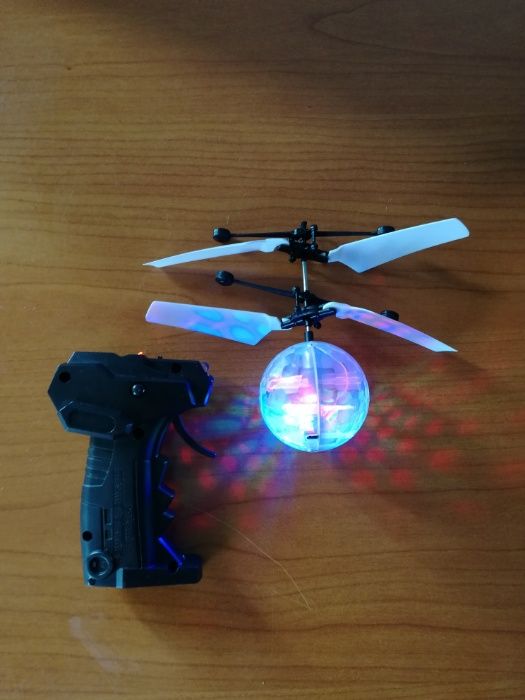 Bila disco zburatoare "Powerful levitating sphere"