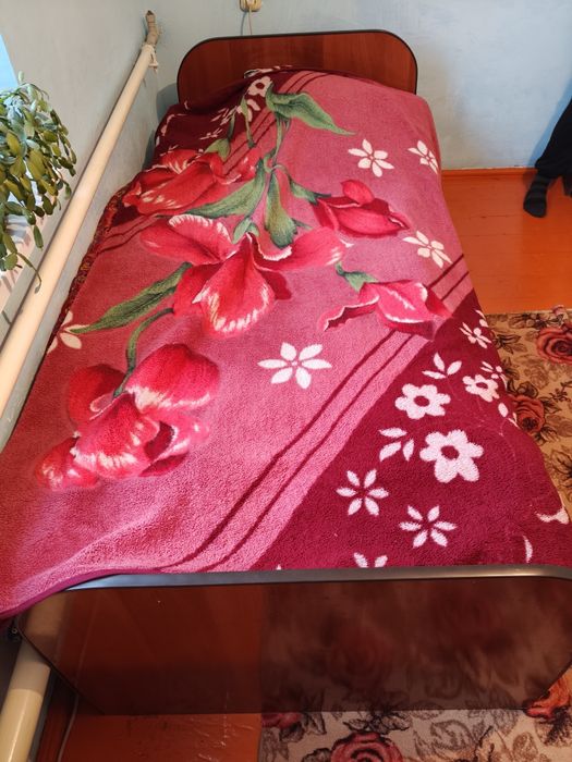 Кровать 92см×2,03м ,2 еу,біреуі ақ біреуі қызыл ағаштан