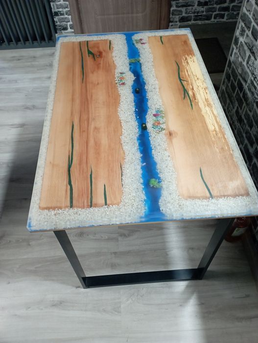 Vând masă rășină