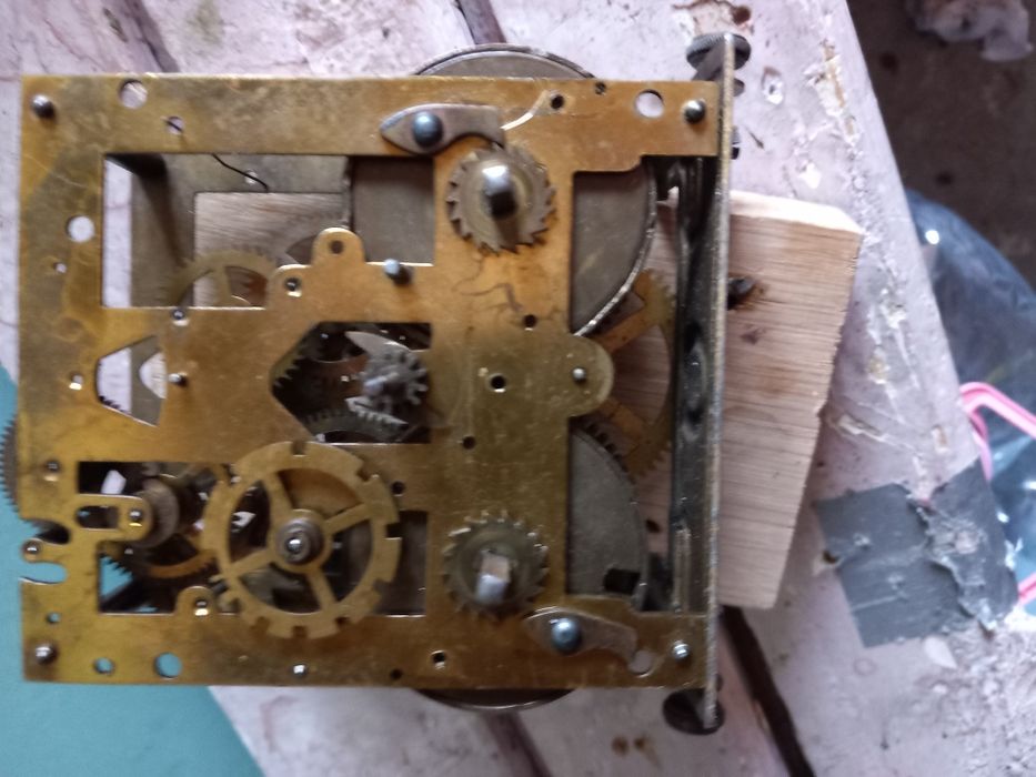 Vând mecanisme și cutii pendule