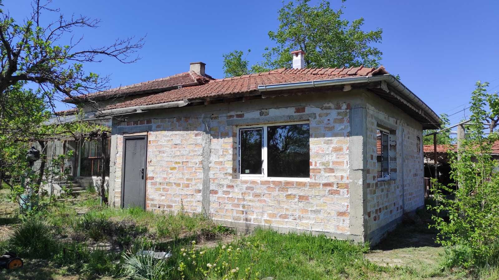 Продавам къща на село