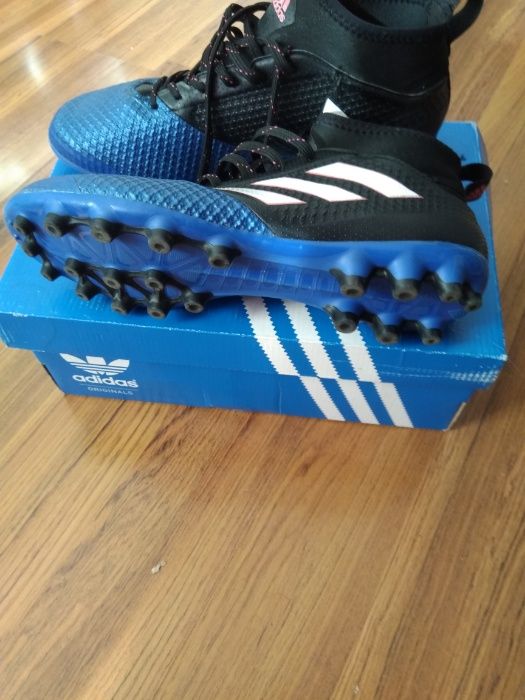 Vând pantofi crampoane Adidas folosiți,stare f bună m.41jumate