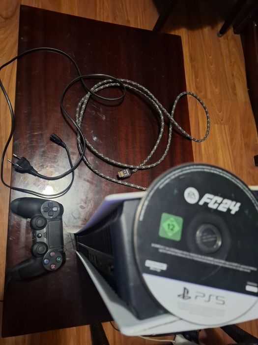 Vând PlayStation 5 Standard Edition (CFI-1016A)