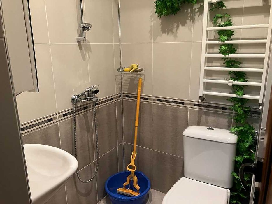 Продавам обзаведен тристаен апартамент