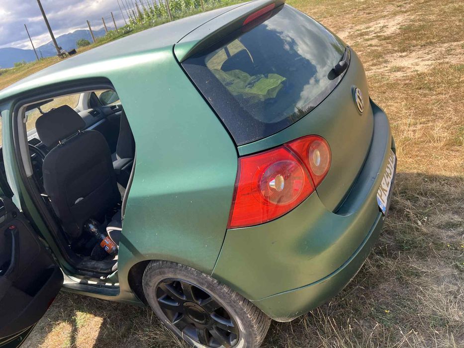 Продавам голф 5