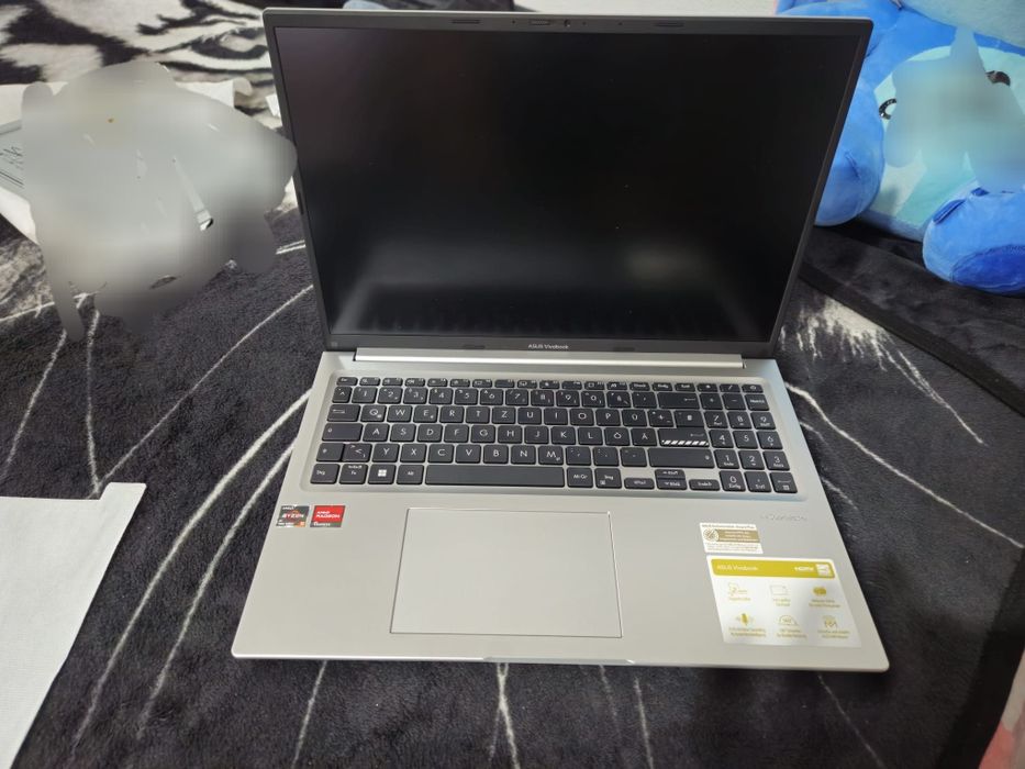 Laptop ASUS Vivobook 16 M1605YA cu procesor AMD Ryzen™ 5 7430U pana la
