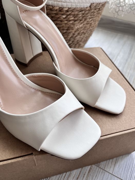 Нови дамски сандали с широк ток MANGO