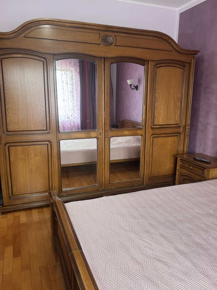 Vand mobila dormitor din lemn masiv