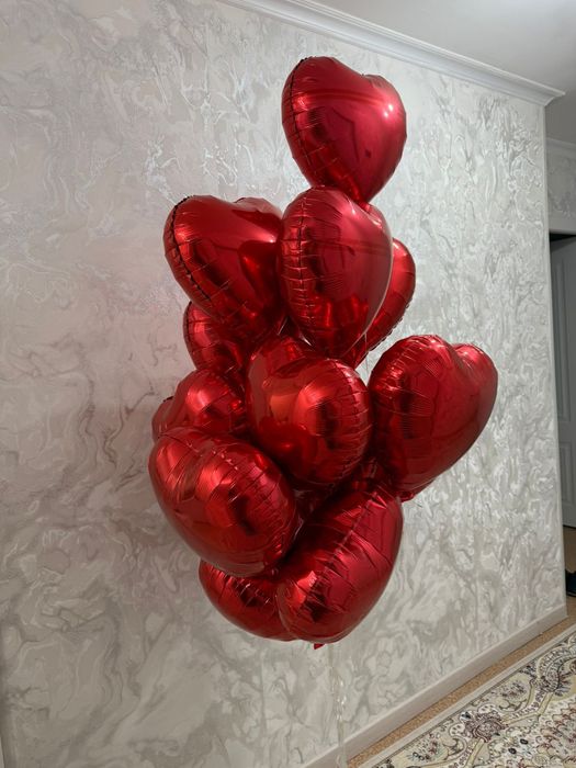 красные шарики в форме сердечек,