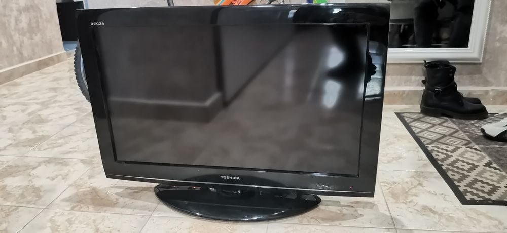 LCD Tv тв 32 Toshiba за части или ремонт