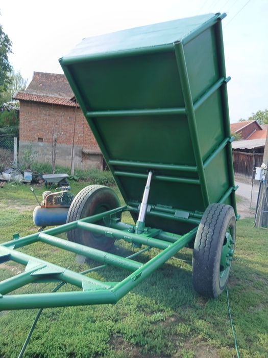 Vând remorca basculabila pe o singura axa