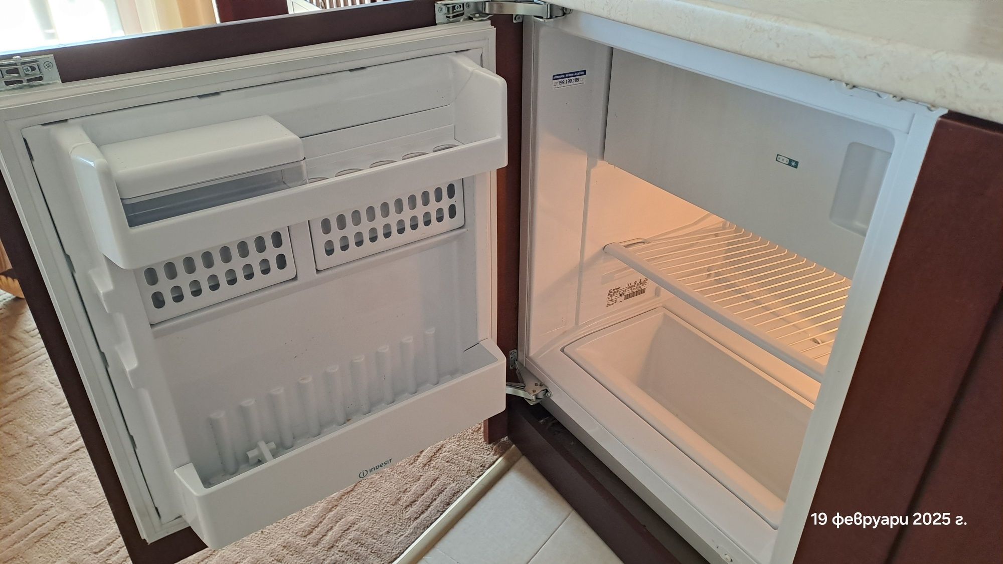 Хладилник за вграждане под плот Indesit