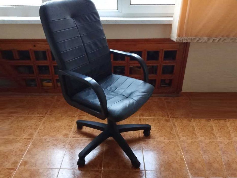 офис стол черен кожен