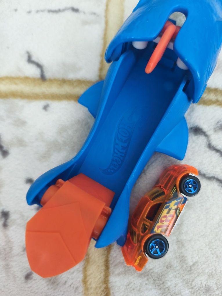 Изстрелвачка-Акула на "Hot wheels" с количка "Stockar"