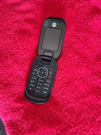 Telefon Motorola cu clapeta cu incarcator original.