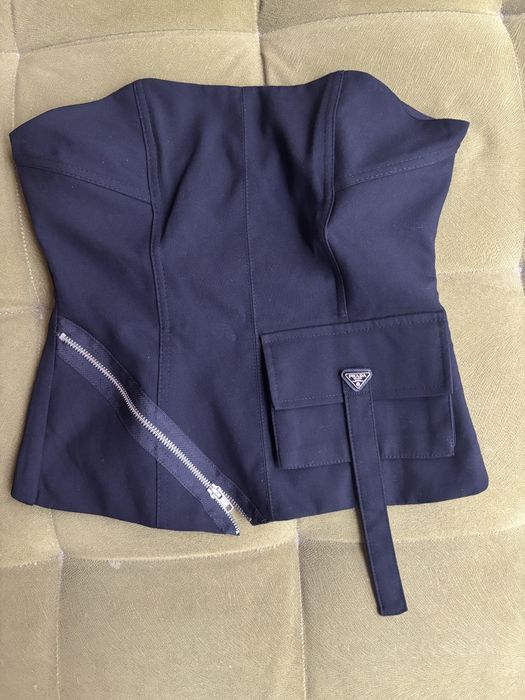 Стилен черен топ Prada