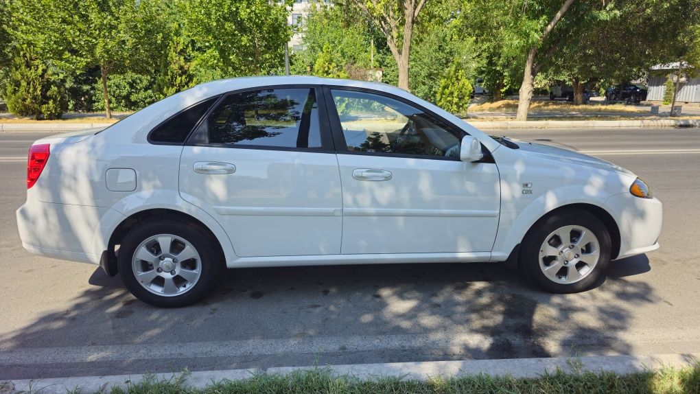Gentra style plus 3 A/T full pozitsiya lyuk, Abs va magnitafon bor