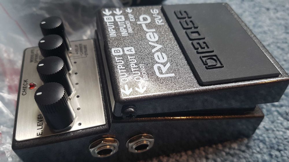 Vand efect chitara voce -pedala BOSS RV6 noua