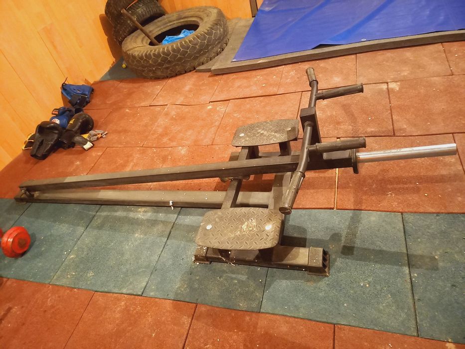 Тяга Т-грифа для накачки мышц спины и плеч.