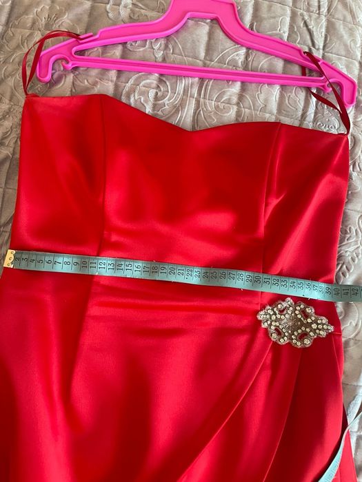 Vand rochie fără bretele din satin mărime 38