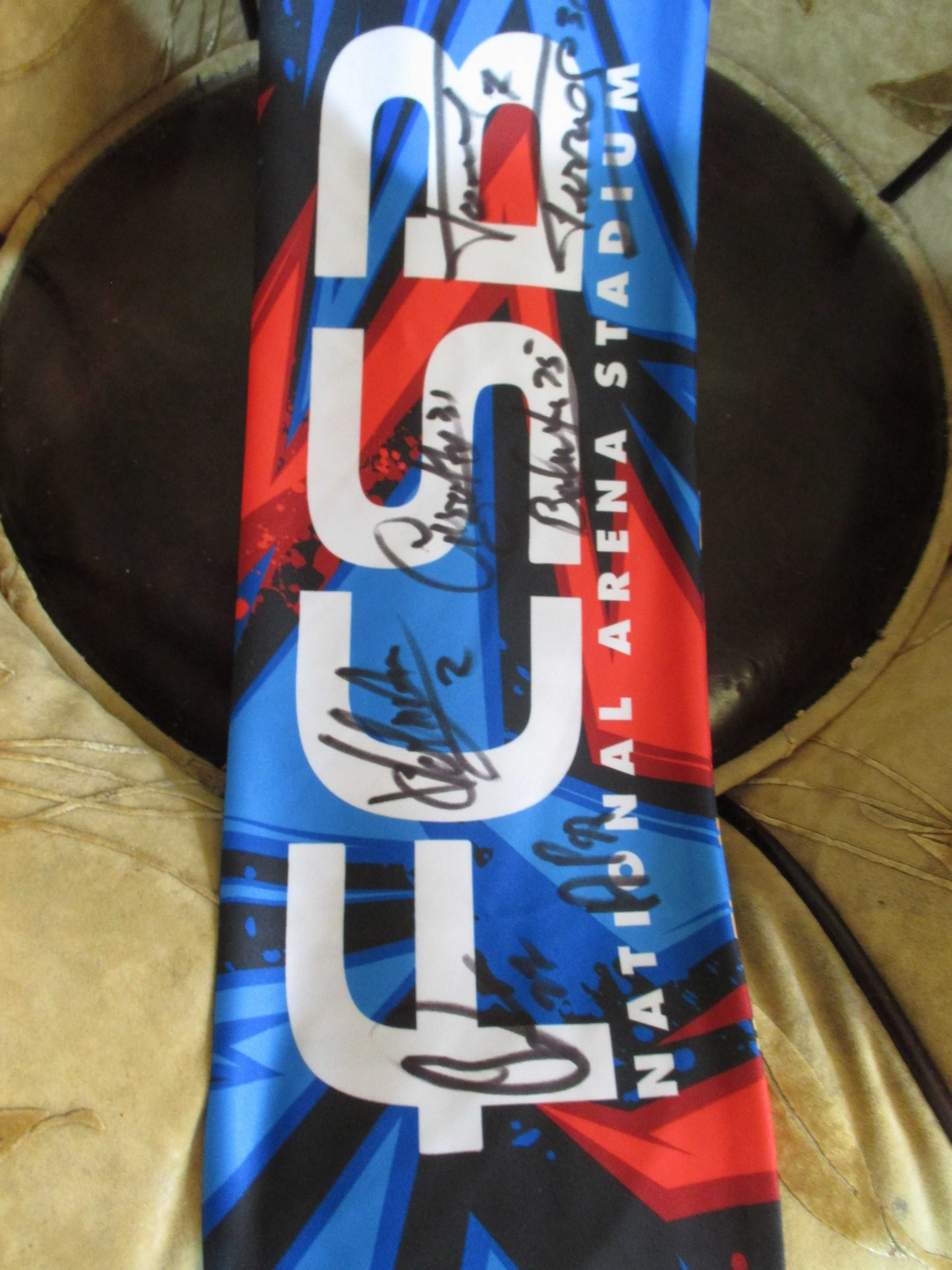 Esarfa FCSB- Lyon cu autografele echipei