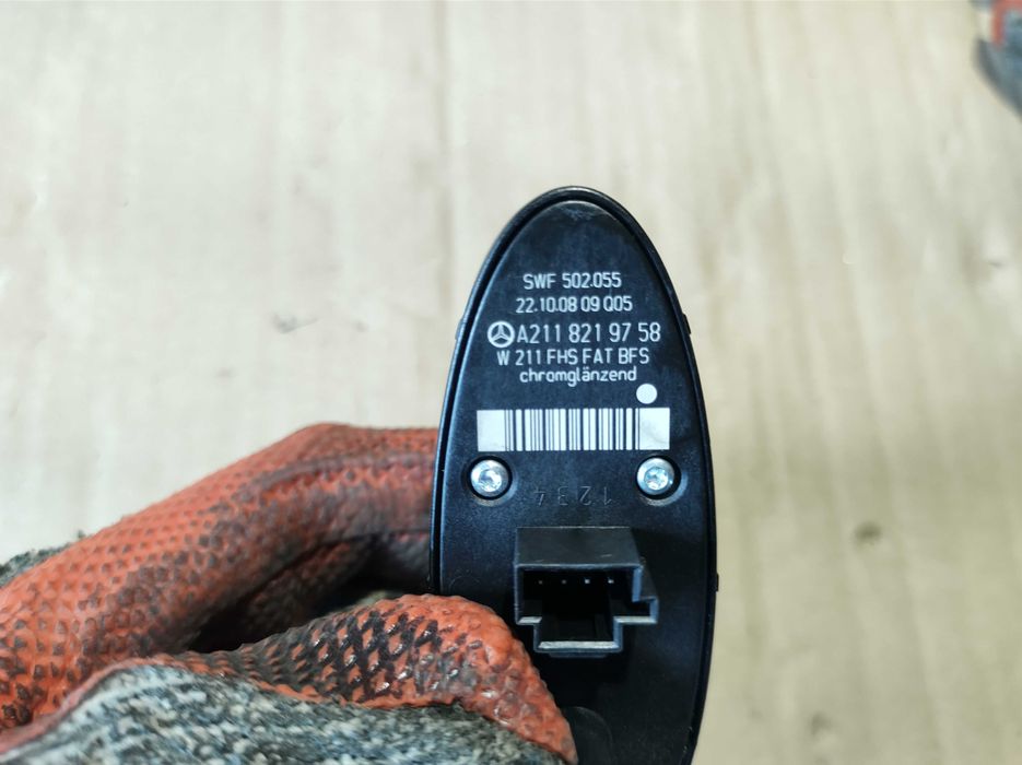 Бутон Ел.Стъкло Mercedes W211 E class Tmodel 4matic 320CDI 2008г