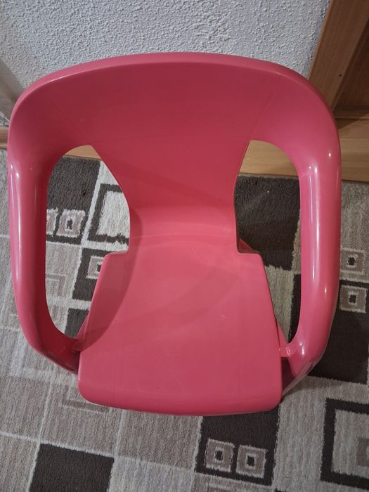 Scaun roz de plastic de copii