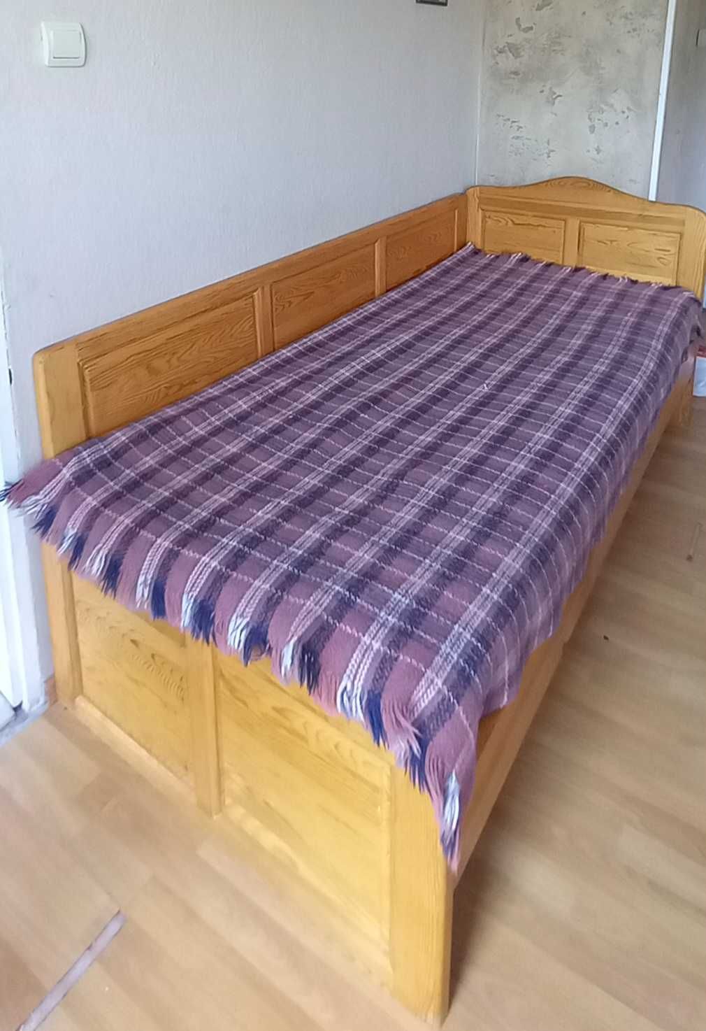 Продавам дървено единично легло