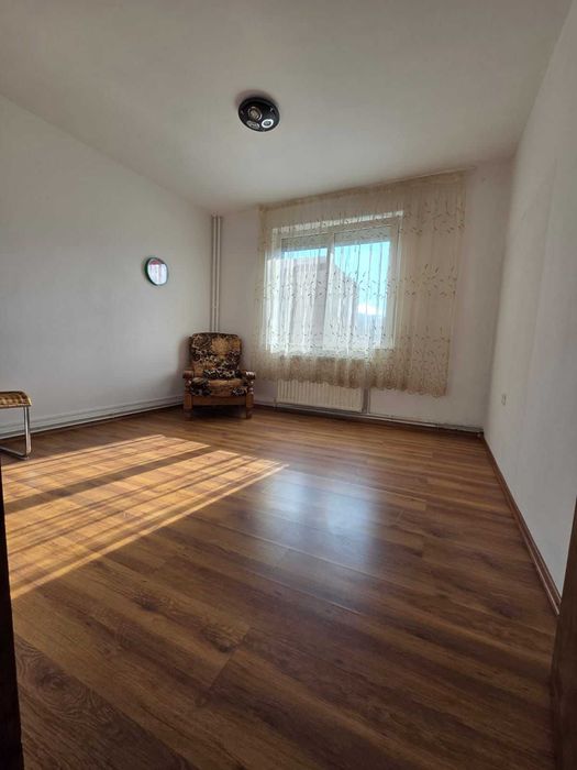 Vând apartament 2 camere- Calea Bucuresti,cartier Astra (loc parcare)