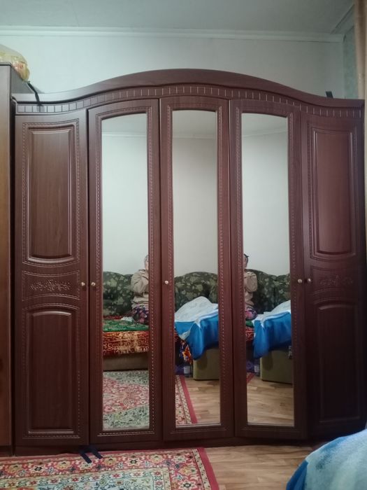 Продам шкаф очень вместительный за 60 тысяч.