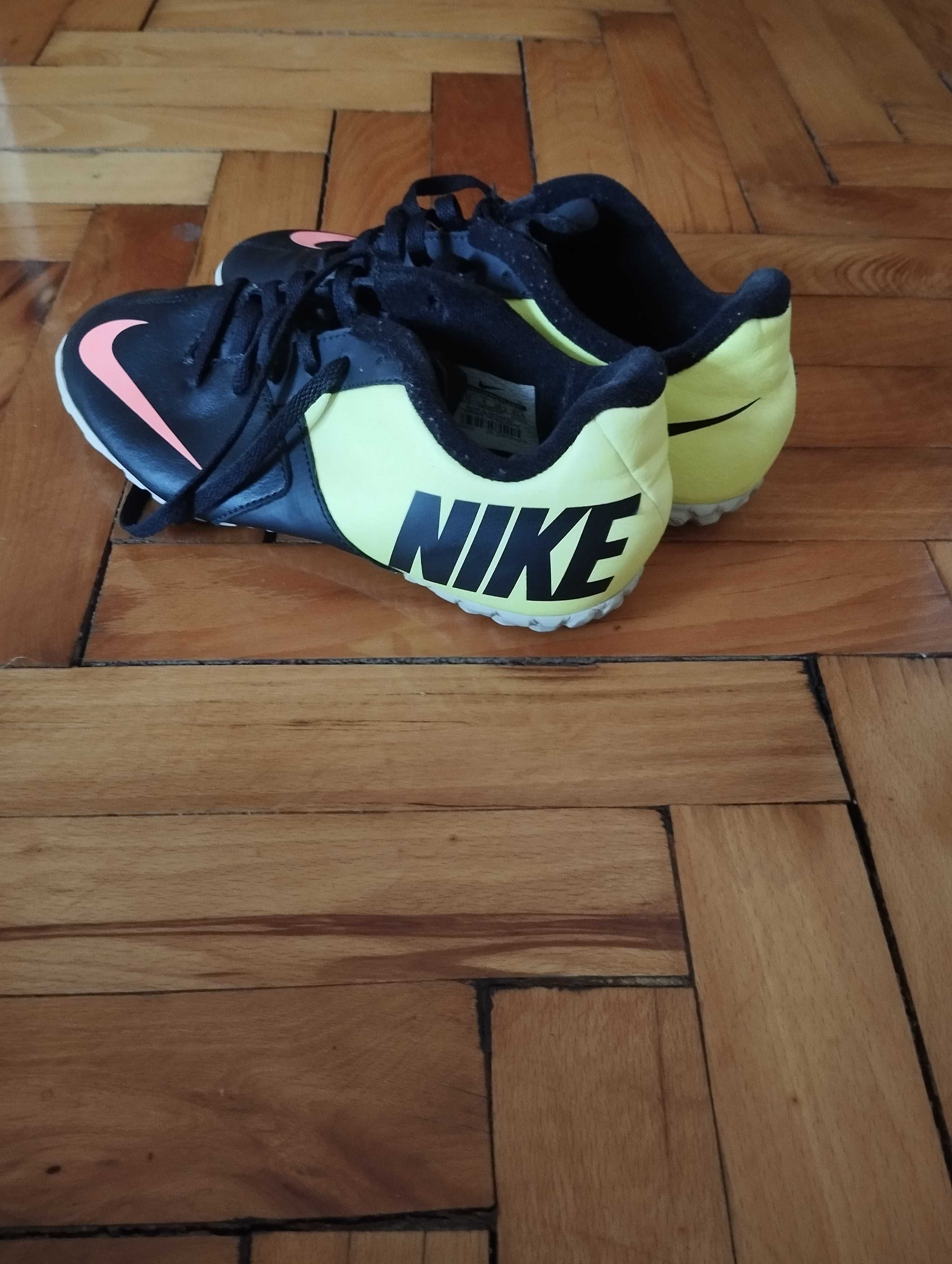 Футболни стоножки Nike