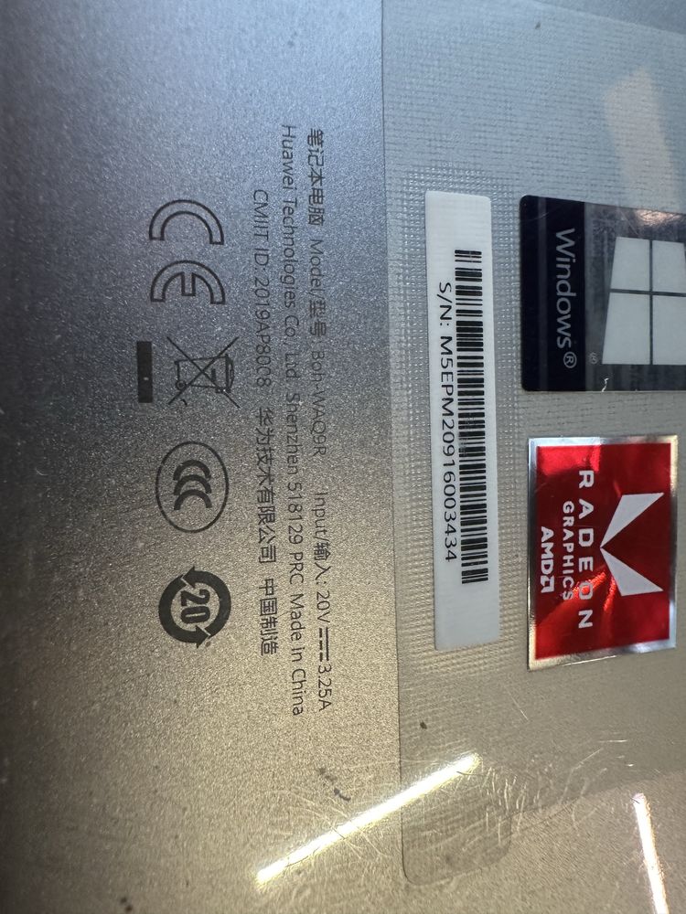 Лаптоп Huawei matebook