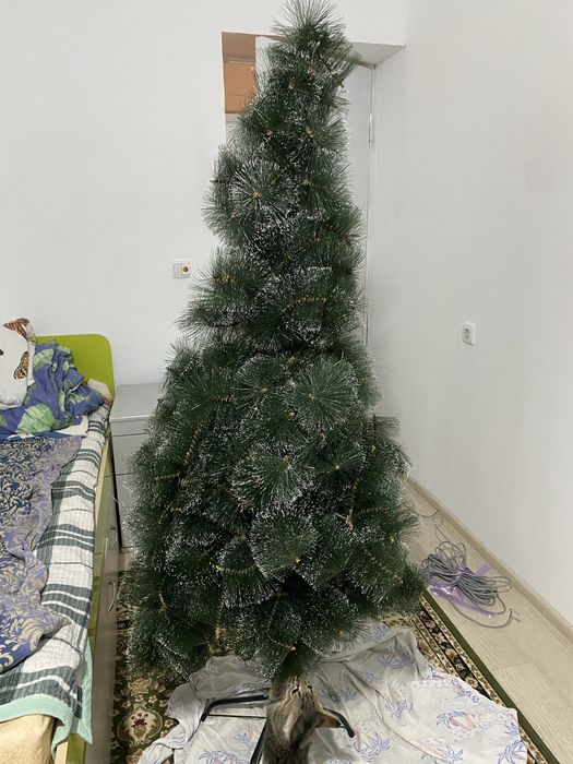 Искусственная ёлка с игрушками и гирляндой