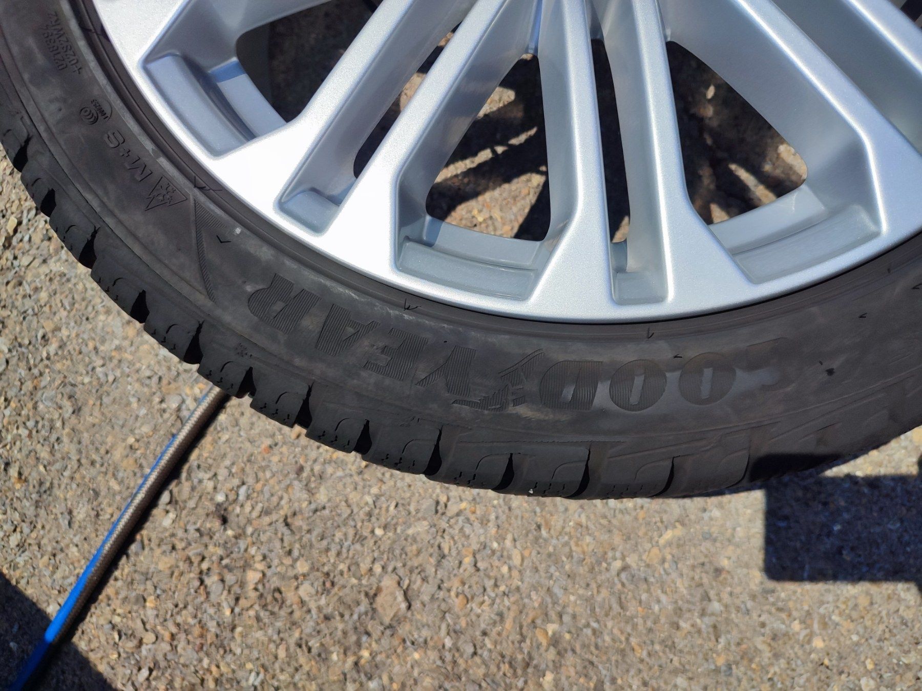 245/40/18" 2бр Good year ultra grip performance,dot2031,7mm
