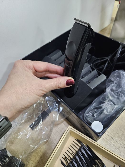 малка машинка със зарядна станция