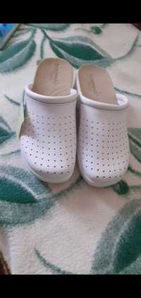 Обувки Бели нови