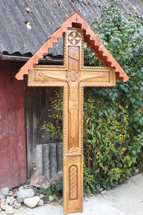 Troiță Cruce sculptată manual din lemn