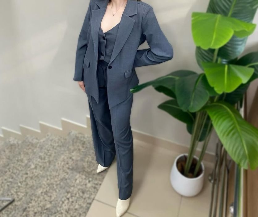 Продам тройку костюм брючный