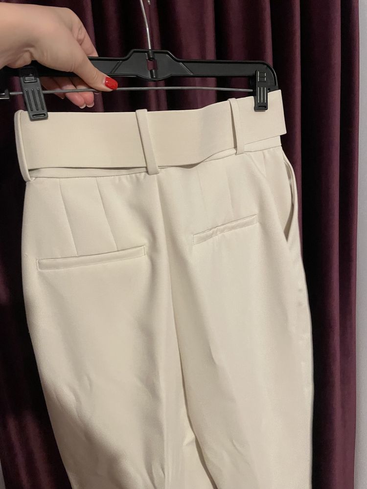 Pantaloni Zara.