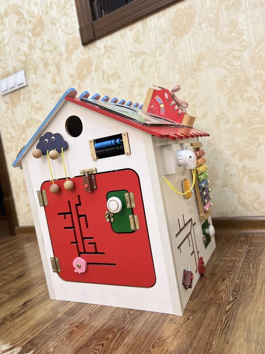Развивающий и обучающий дом-Бизиборд.