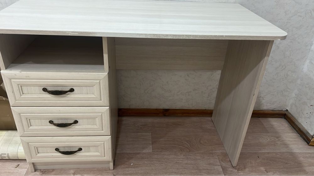 Срочно продам компьютерный стол