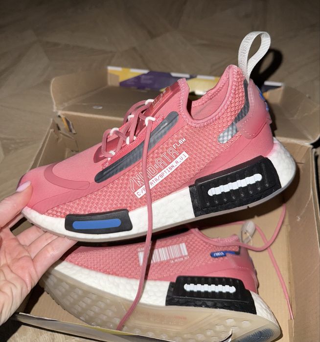 Продам новые кроссовки Adidas NMD R1 Spectoo