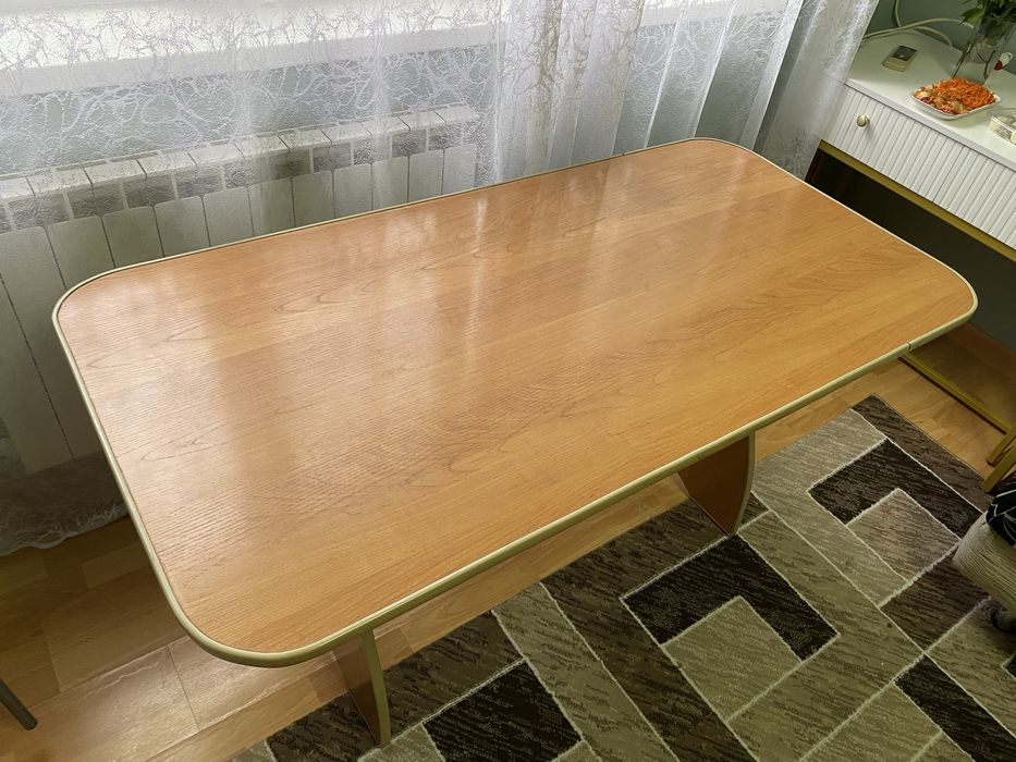 Устойчивый кухонный стол