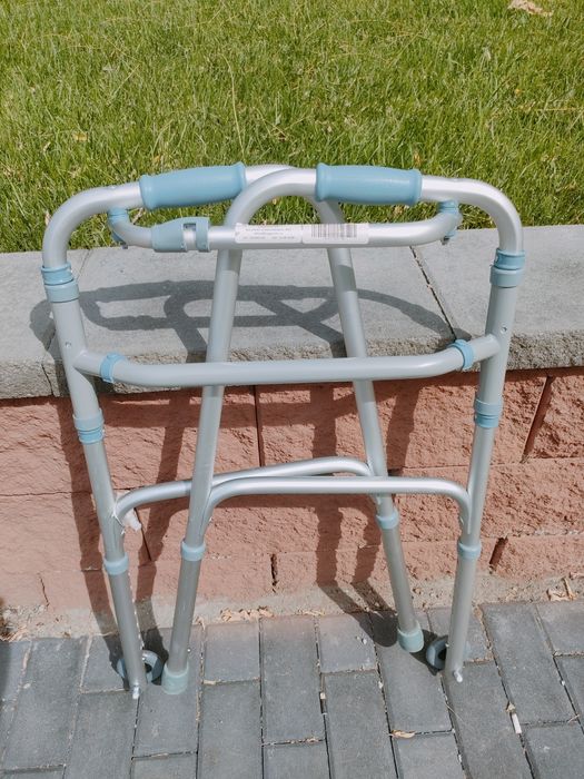 Cadru de mers cu roti ( rollator ) este destinat persoanelor cu mobili