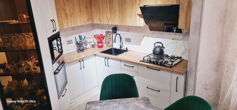 Xon Saroy domdan 4 xonali uy sotiladi.